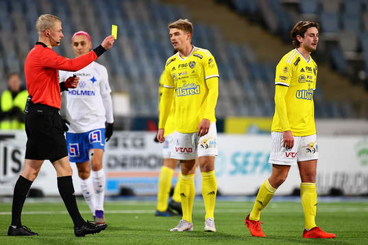 Domare Adam Ladeback delar ut gult kort och dömer straff