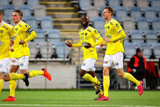 Falkenbergs John Chibuike och Gustaf Nilsson jublar