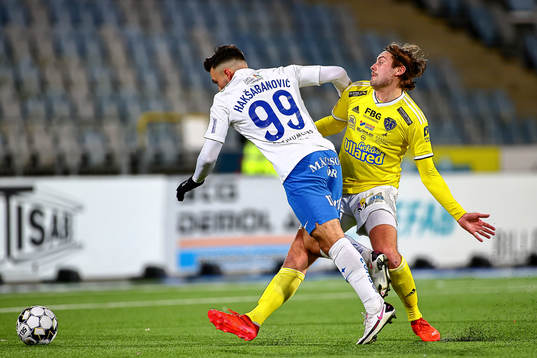 IFK Norrköpings Sead Haksabanovic fälls av Falkenbergs
