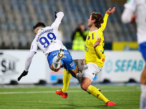 IFK Norrköpings Sead Haksabanovic fälls av Falkenbergs