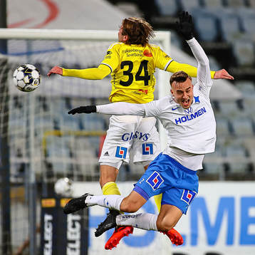 IFK Norrköpings Henrik Castegren knuffas av Falkenbergs