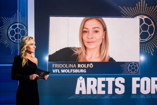 Fridolina Rolfö tilldelas priset för Årets Forward