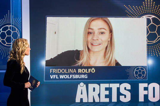 Fridolina Rolfö tilldelas priset för Årets Forward