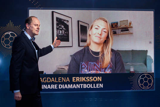 Programledare Lasse Granqvist presenterar vinnaren av