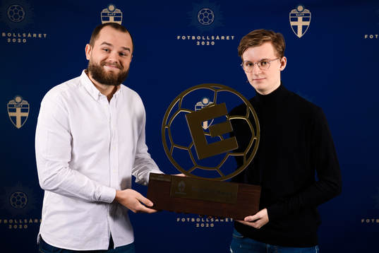 Pontus Frostvik, Manager i eFotboll delar ut priset för