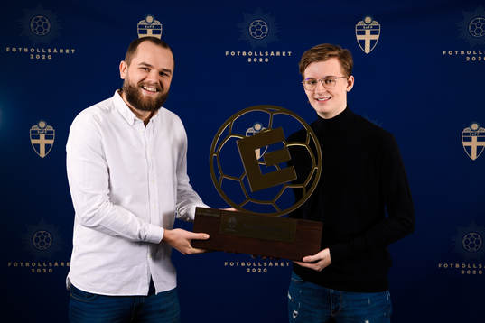 Pontus Frostvik, Manager i eFotboll delar ut priset för