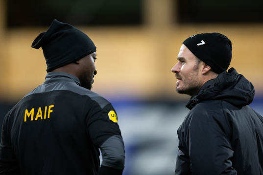 Före detta lagkamraterna Mjällbys Moses Ogbu och Sirius