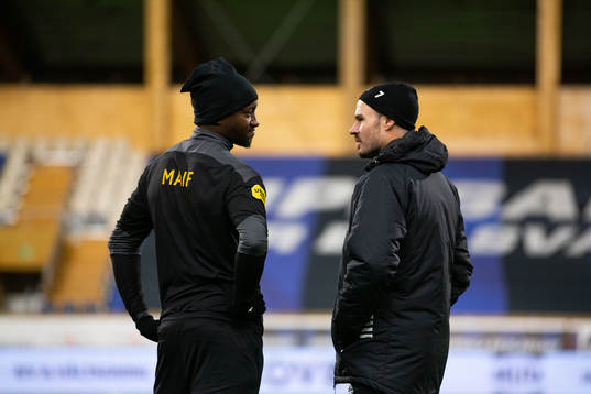 Före detta lagkamraterna Mjällbys Moses Ogbu och Sirius