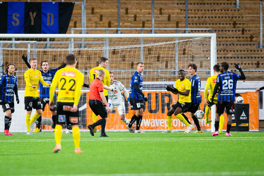 Domare Fredrik Klitte dömer straff till Mjällby