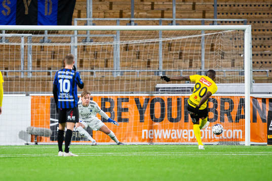 Mjällbys Moses Ogbu gör 0-1 på straff