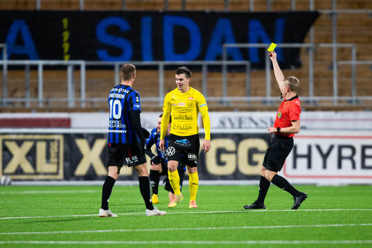 Mjällbys Jesper Gustavsson får gult kort av domare