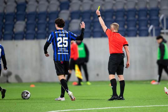 Sirius Jamie Roche får gult kort av domare Fredrik Klitte