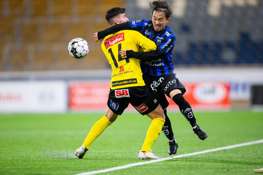 Mjällbys Besard Sabovic och Sirius Yukiya Sugita