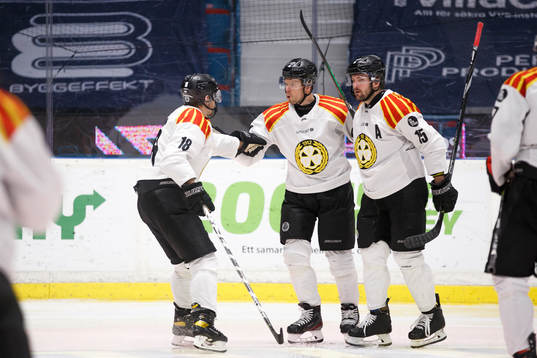 Brynäs Nicklas Danielsson jublar med Anton Rödin och