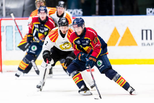 Djurgårdens Tom Wandell jagas av Brynäs Kristofer Berglund