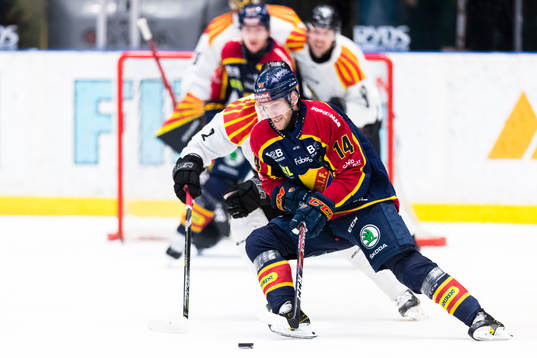 Djurgårdens Tom Wandell jagas av Brynäs Kristofer Berglund