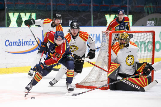Djurgårdens Albin Grewe oroar framför Brynäs Marcus