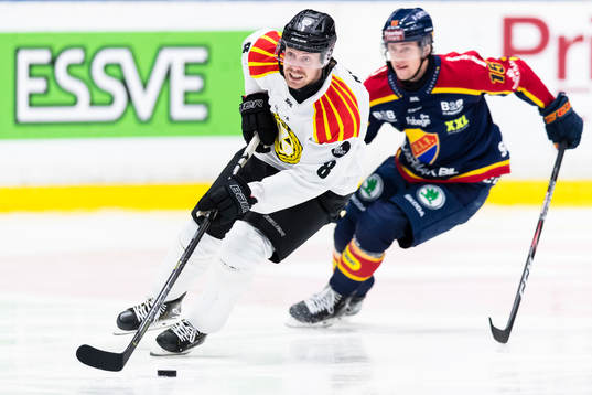 Brynäs John Nyberg jagas av Djurgårdens Dominik Bokk