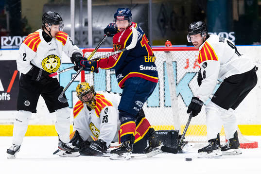 Djurgårdens Henrik Eriksson oroar framför Brynäs