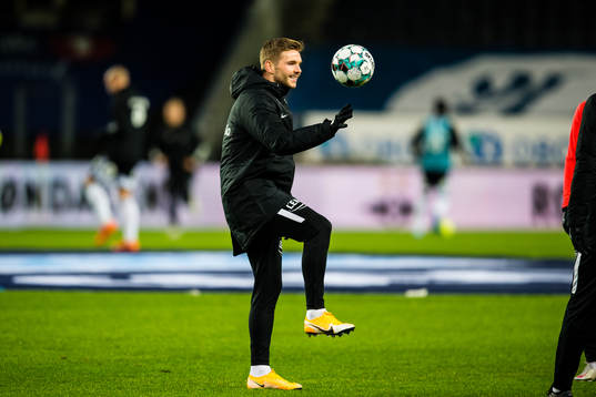 Gilli Rolantsson Sørensen of Brann warms up