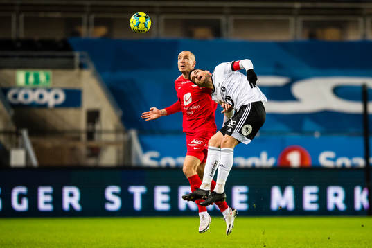 Jón Gudni Fjóluson of Brann and Dino Islamovic of