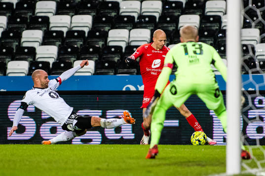Tore Reginiussen of Rosenborg and Ruben Kristiansen of Brann