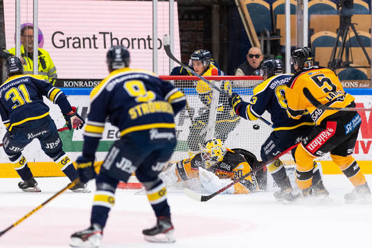 s Oskar Olausson gör 3-0 bakom Luleås målvakt David