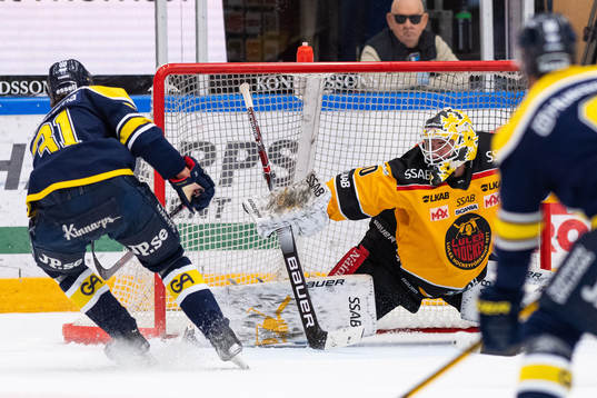 s Oskar Olausson gör 3-0 bakom Luleås målvakt David