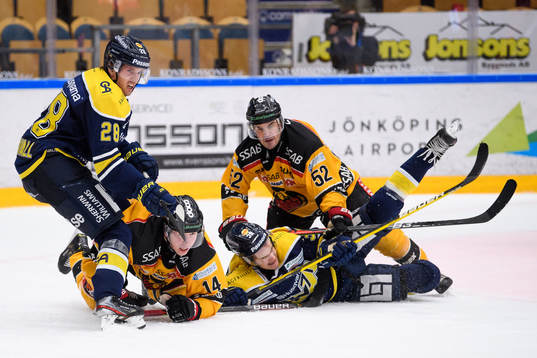 s Johannes Kinnvall och Max Wennlund in en kamp mot Luleås