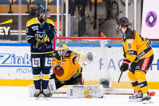 s Linus Fröberg ser pucken gå in till 5-1 bakom Luleås