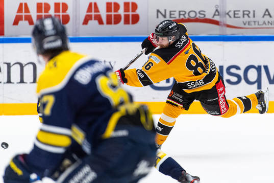 Luleås Linus Klasen skjuter