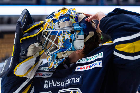 s målvakt Hugo Alnefelt tar på hjälmen