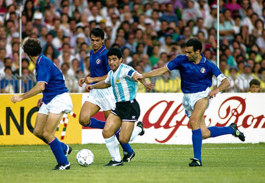 Diego Maradona, Argentina med bollen