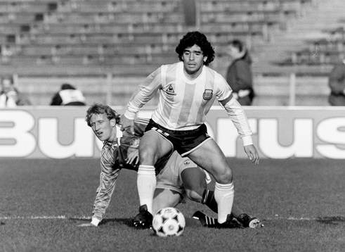 Diego Maradona, Argentina med bollen