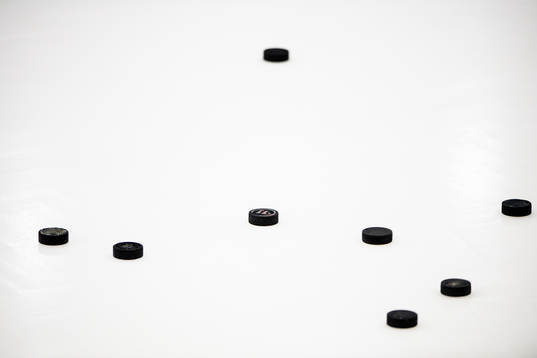 Hockeypuckar på isen