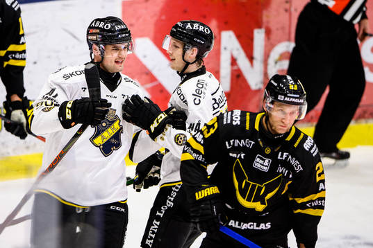 s Oliver Wahlstrom (v) jublar