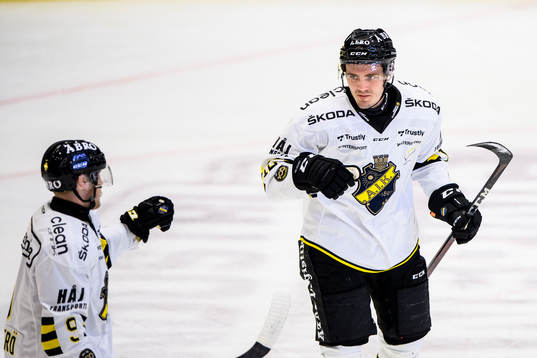 s Max Lindholm (h) jublar med Nicklas Heinerö
