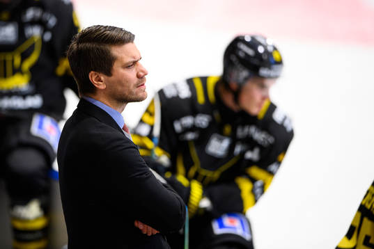 Västerås tränare Thomas Paananenunder ishockeymatchen i