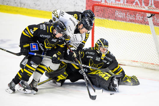 s Kim Tallberg oroar framför Västerås Niclas Lundgren ,