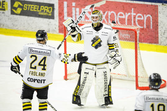 s Dennis Fröland och målvakt Claes Endre jublar