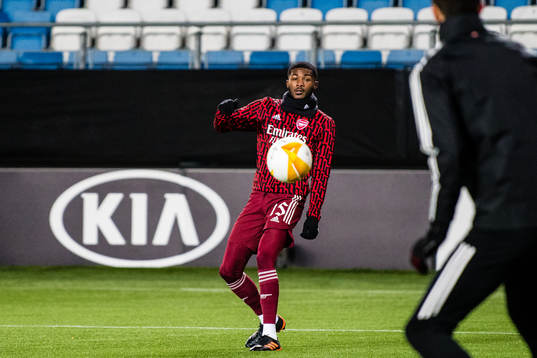 Ainsley Maitland-Niles of Arsenal warms up
