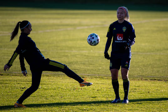 Kosovare Asllani och Hanna Glas