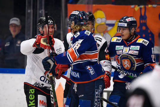 Malmö Redhawks Matias Lassen och Växjös Marcus Sylvegård