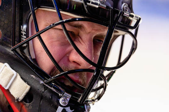 Malmö Redhawks målvakt Oscar Alsenfelt grinar illa