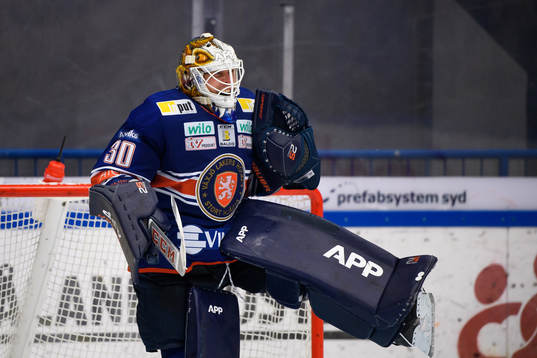 Växjös målvakt Viktor Fasth jublar