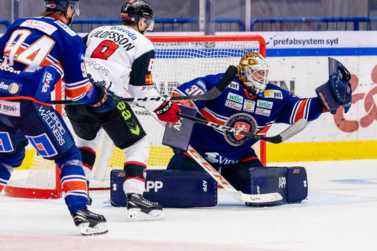 Växjös målvakt Viktor Fasth plockar en puck