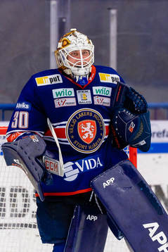 Växjös målvakt Viktor Fasth jublar