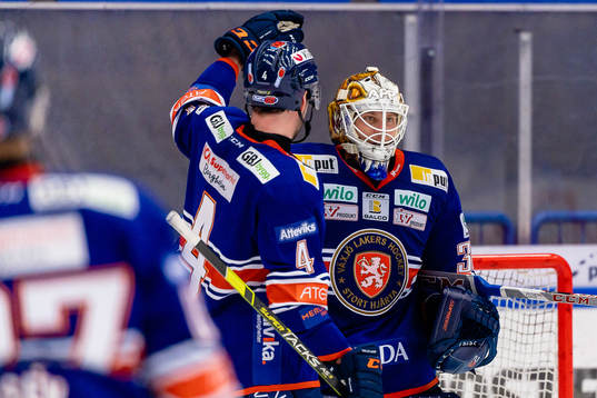 Växjös målvakt Viktor Fasth och Tim Erixon jublar