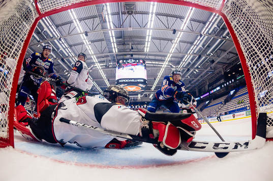 Växjös Marcus Sylvegård (ej i bild) gör mål 1-0 bakom