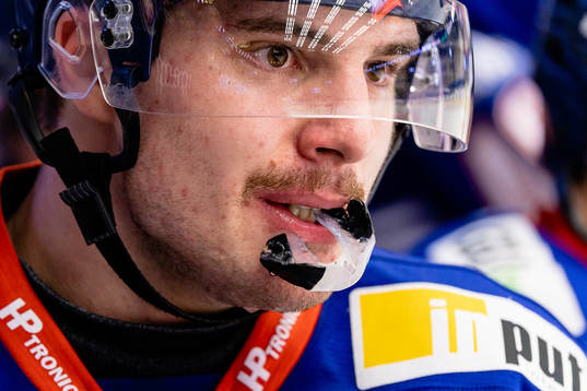 Växjös Hardy Häman Aktell med mustasch och tandskydd